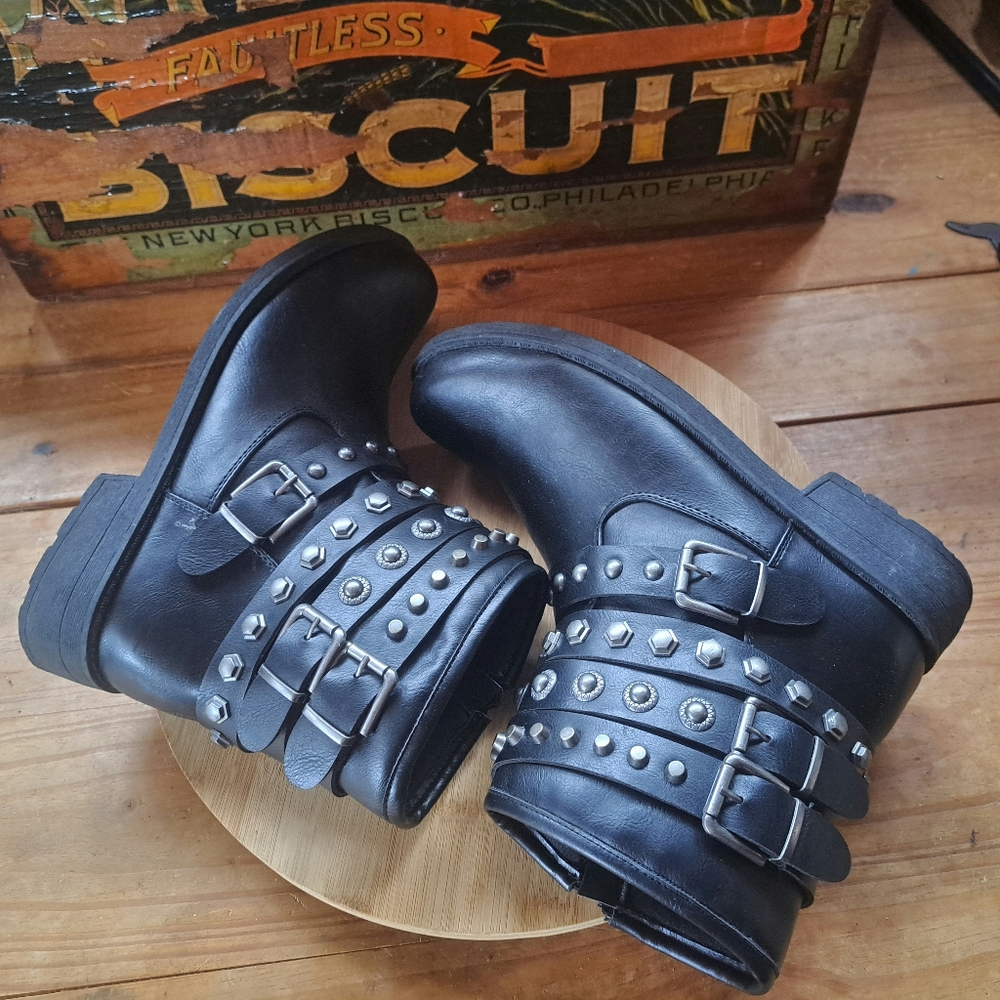 Italina by Summer Rio Stud Rio Motorcycle Ankle Boots EU 39 Womens 8-8.5 Black - Picture 7 of 15